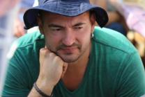 Алексей - участник фестиваля. Задумался. Любит ли он литературу, так же как и природу?   